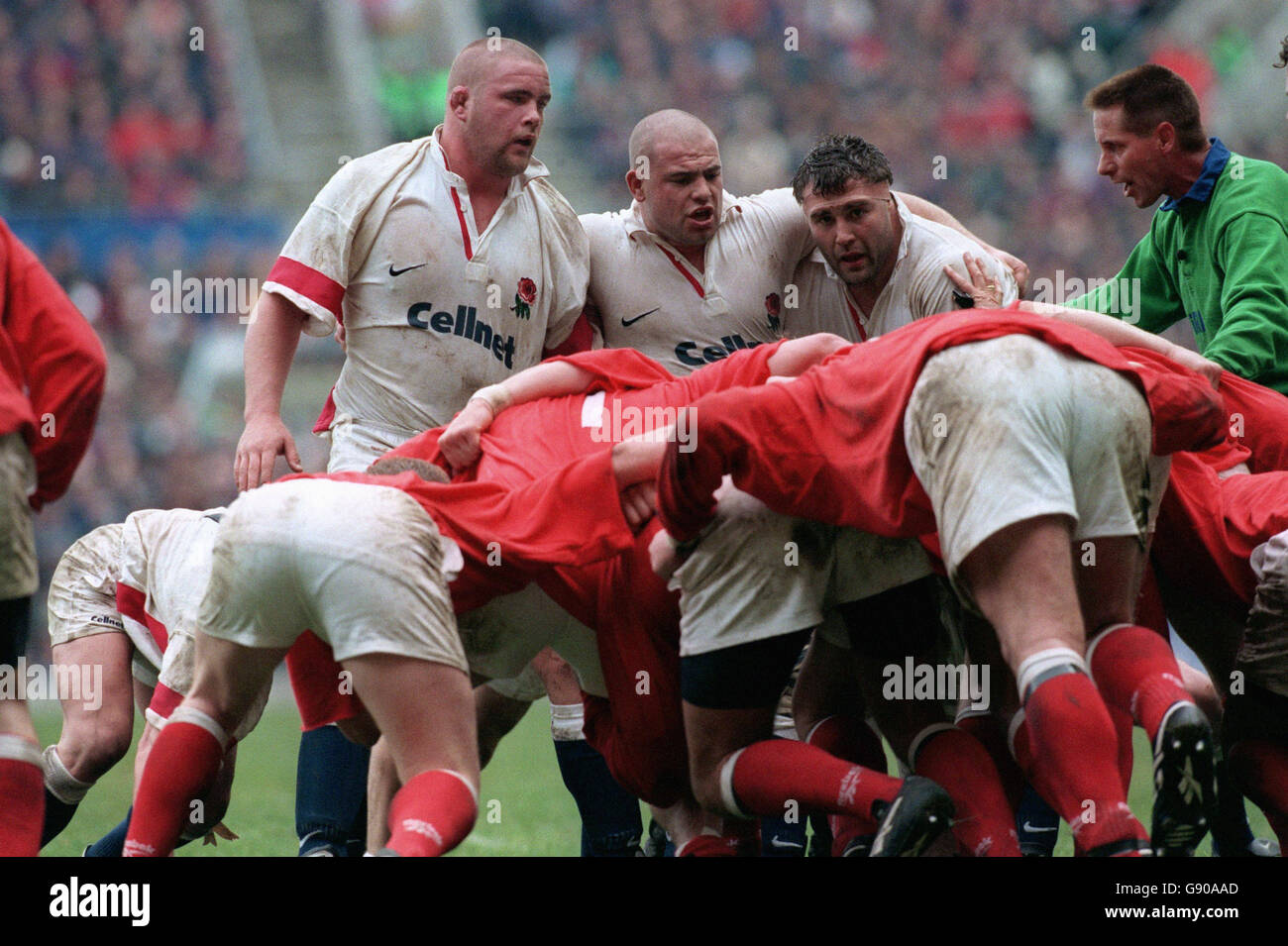 L-R: Englands Phil Vickery, Richard Cockerill und Jason Leonard, während des Spiels gegen Wales Stockfoto