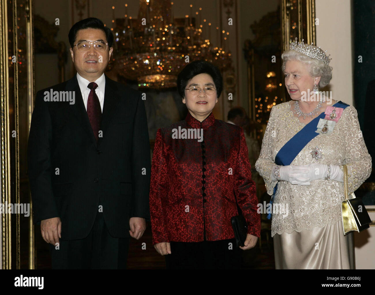 (Von links nach rechts:) der chinesische Präsident Hu Jintao und seine Frau, Madame Liu Yongqing, mit der britischen Königin Elizabeth II. Vor einem Staatsbankett im Buckingham Palace im Zentrum von London, Dienstag, den 8. November 2005. Hunderte von Demonstranten der Free Tibet Campaign, die ein Ende der chinesischen Besetzung Tibets forderten, packten die Londoner Mall, um ihre Anwesenheit dem Anführer bekannt zu machen. Siehe PA Story ROYAL China. DRÜCKEN SIE VERBANDSFOTO. Der Bildnachweis sollte lauten: Michael Dunlea/PA/NPA Pool/Daily Mail Stockfoto