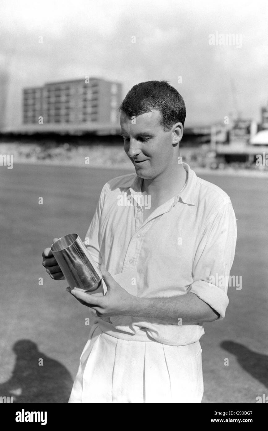 Cricket - Carling Single Wicket Tournament - Lords. Essex-Spieler Barry Knight mit seiner Trophäe nach dem Gewinn des Carling Single Wicket Tournament Stockfoto