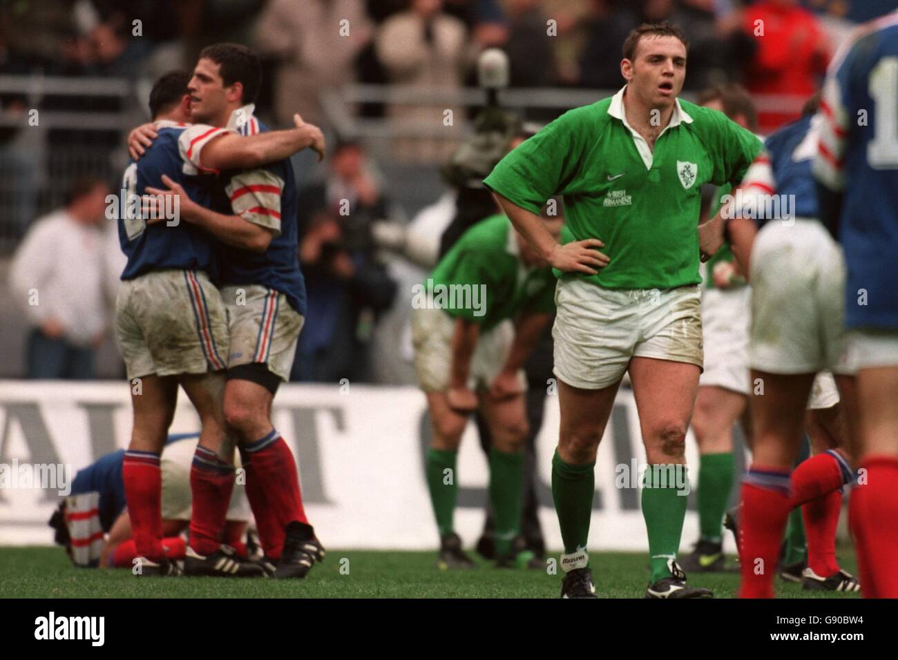 Rugby Union - Five Nations Championship - Frankreich / Irland. Die Franzosen Raphael Ibanez und Marc Lievremont feiern, wie der irische Robert Henderson niedergeschlagen wirkt Stockfoto