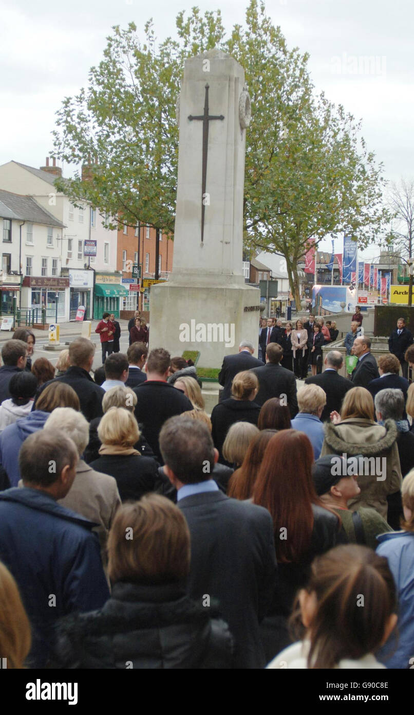 Das zweiminütige Schweigen wird in Chelmsford, Essex, am Freitag, dem 11. November 2005, beobachtet, als Millionen von Menschen in ganz Großbritannien zum Waffenstillstandstag schweigen und sich an alle erinnern, die im Krieg gestorben sind. Das zweiminütige Schweigen zur 11. Stunde des 11. Tages des 11. Monats stellt den Moment dar, in dem die Geschütze im November 1918 am Ende des Ersten Weltkriegs verstummten. Siehe PA Story MEMORIAL Remembrance. DRÜCKEN Sie VERBANDSFOTO. Bildnachweis sollte lauten: Sean Dempsey/PA Stockfoto