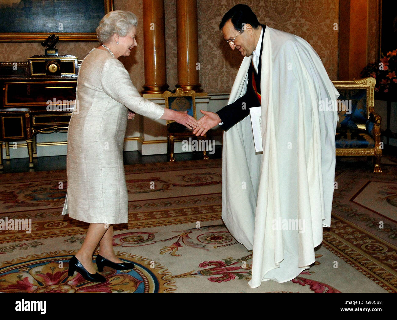 Königin Elizabeth II empfängt den Botschafter Algeriens, Herrn Mohamed Salah Dembri, am Freitag, den 11. November 2005 im Buckingham Palace Siehe PA Story FOTO DES ROYAL Queen PRESS ASSOCIATION sollte Fiona Hanson/PA lauten Stockfoto