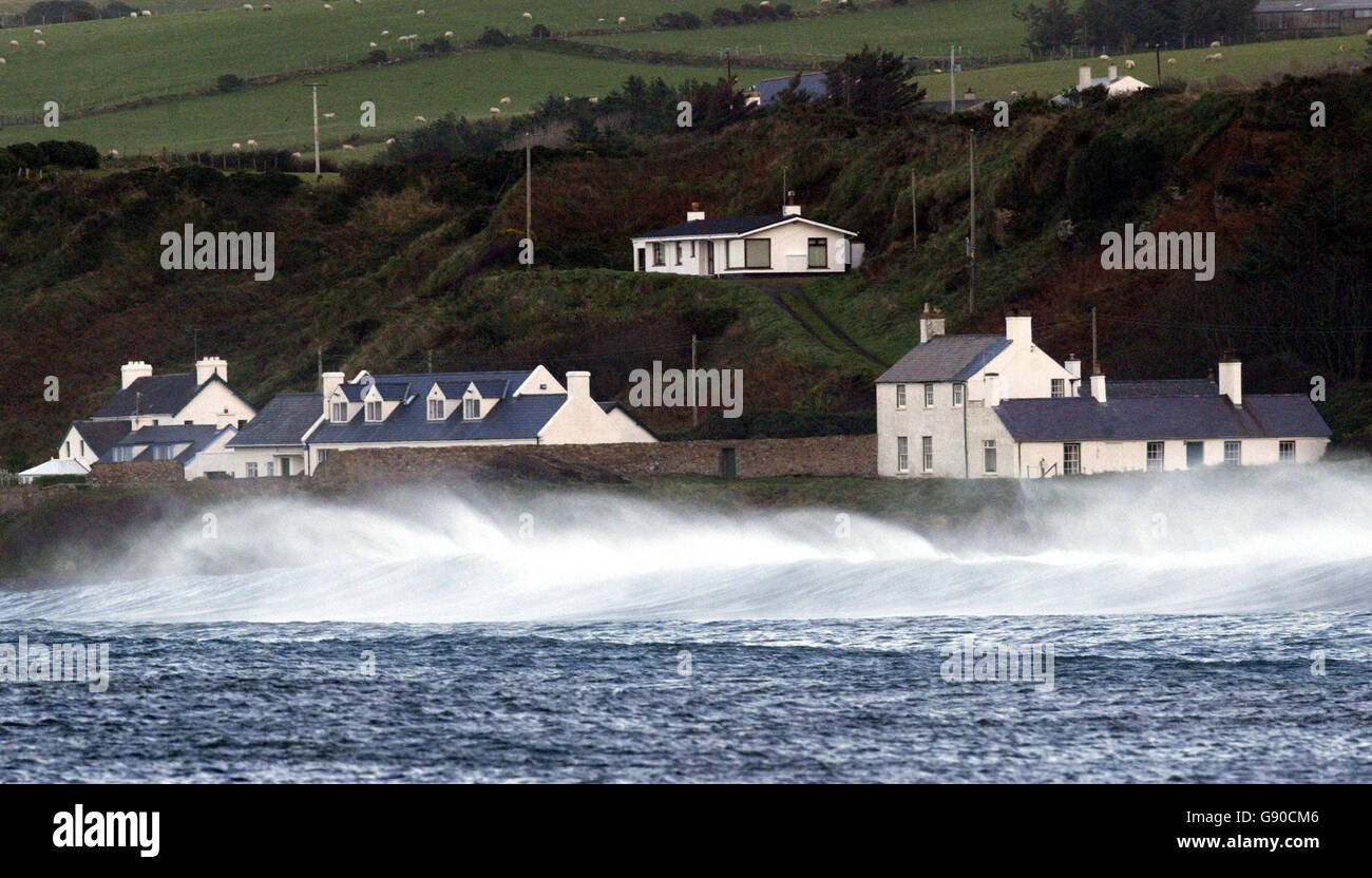 Hochwasser und starke Winde am Strand von Ballycastle in Co Antrim am Freitag, den 11. November 2005, wo heute Nachmittag Windgeschwindigkeiten von 70 bis 80 km/h erwartet wurden, um die Provinz zu treffen. DRÜCKEN SIE VERBANDSFOTO. Bildnachweis sollte lauten: Paul Faith/PA Stockfoto