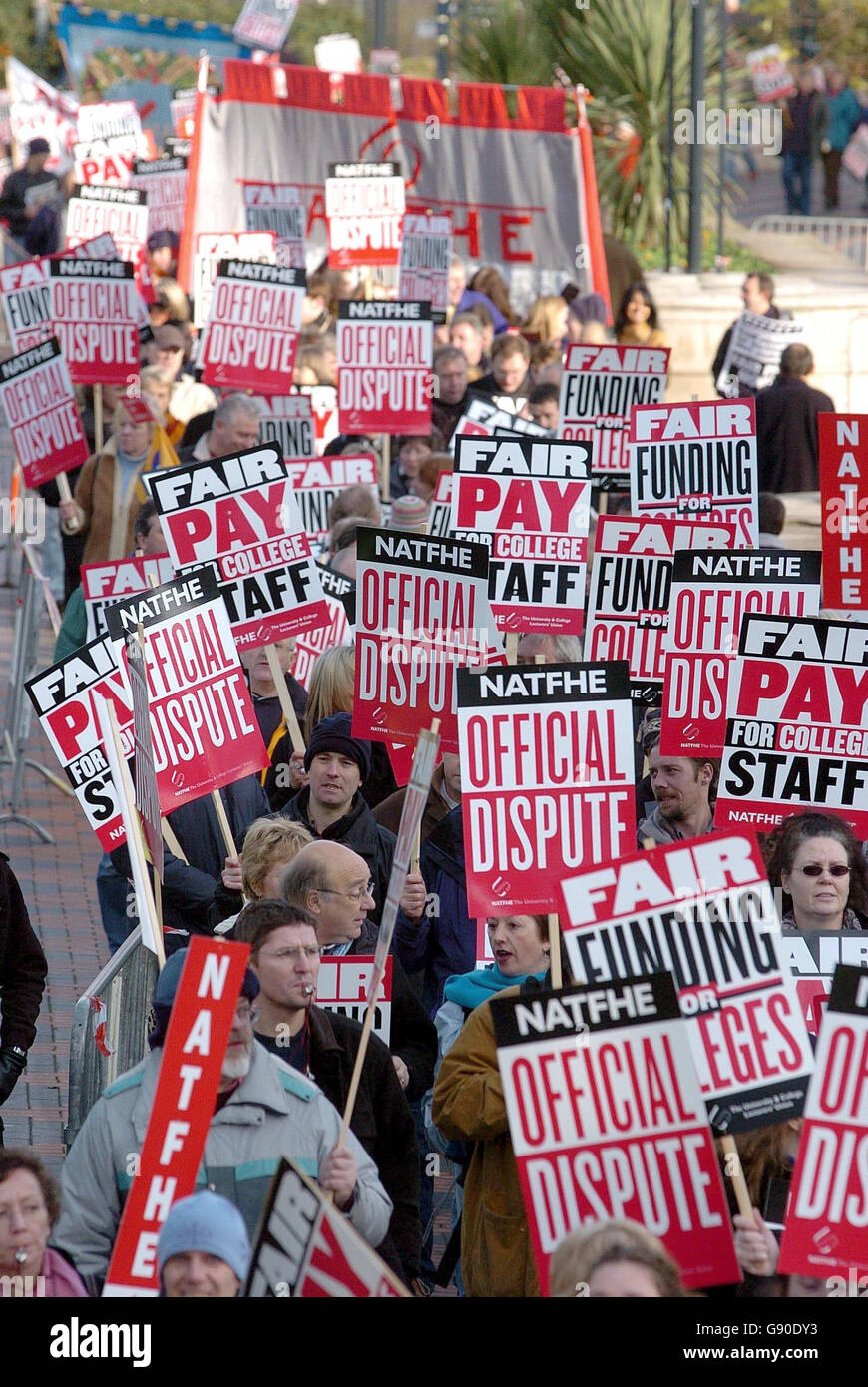 Streikende Bildungsarbeiter protestieren vor dem ICC in Birmingham, als Bildungsministerin Ruth Kelly am Mittwoch, den 16. November 2005, vor der Association of Colleges Annual Coference beim ICC spricht. Tausende von Hochschuldozenten im ganzen Land sind heute in einem lang andauern Streit um die Bezahlung in den Streik getreten. Die Lehrergewerkschaft Natfhe sagte, dass bis zu 26,000 Mitarbeiter in etwa 220 Colleges in England von dem eintägigen Streik betroffen sein würden. Siehe PA Story EDUCATION Colleges. DRÜCKEN Sie VERBANDSFOTO. Bildnachweis sollte lauten: David Jones/PA Stockfoto