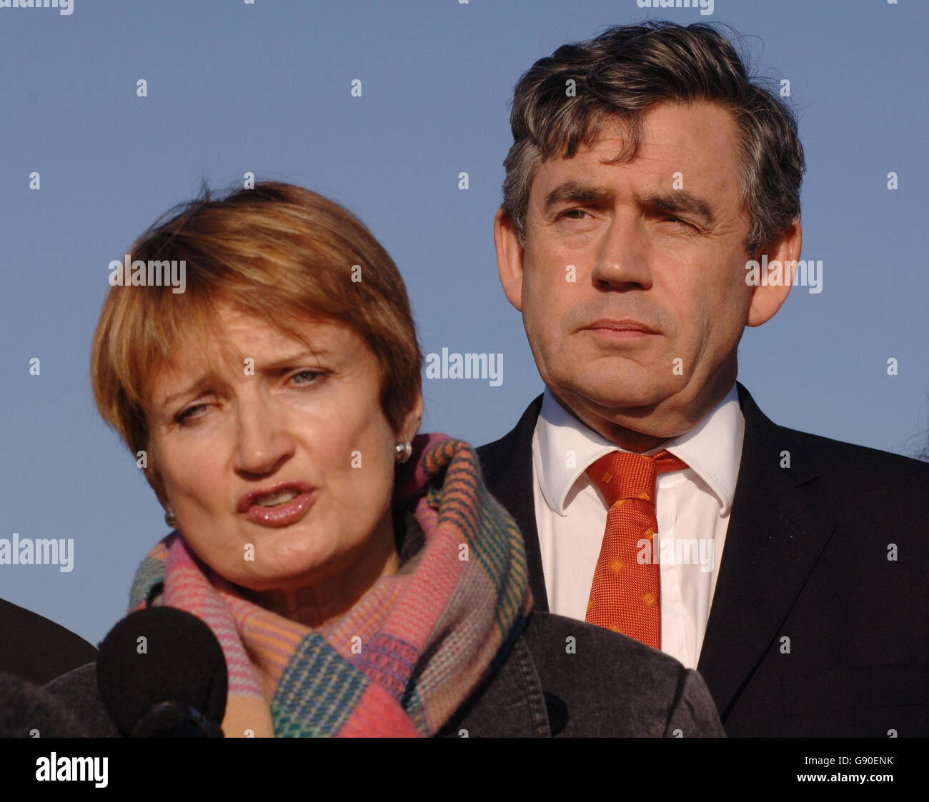 Bundeskanzler Gordon Brown und Ministerin für Kultur, Medien und Sport, Tessa Jowell, im Mile End Stadium im Osten Londons, wo Brown am Freitag, dem 18. November 2005, bekannt gab, dass die Regierung jeden Antrag des Fußballverbands auf Austragungsort der Weltmeisterschaft 2018 unterstützt. Siehe PA Story SPORT Worldcup. DRÜCKEN Sie VERBANDSFOTO. Foto sollte lauten: Fiona Hanson/WPA Rota/PA. Stockfoto