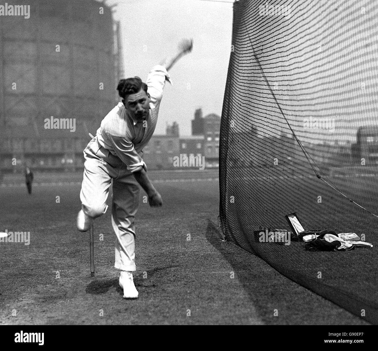 Cricket - Surrey Training. ALF Gover während des Bowling-Trainings. Stockfoto