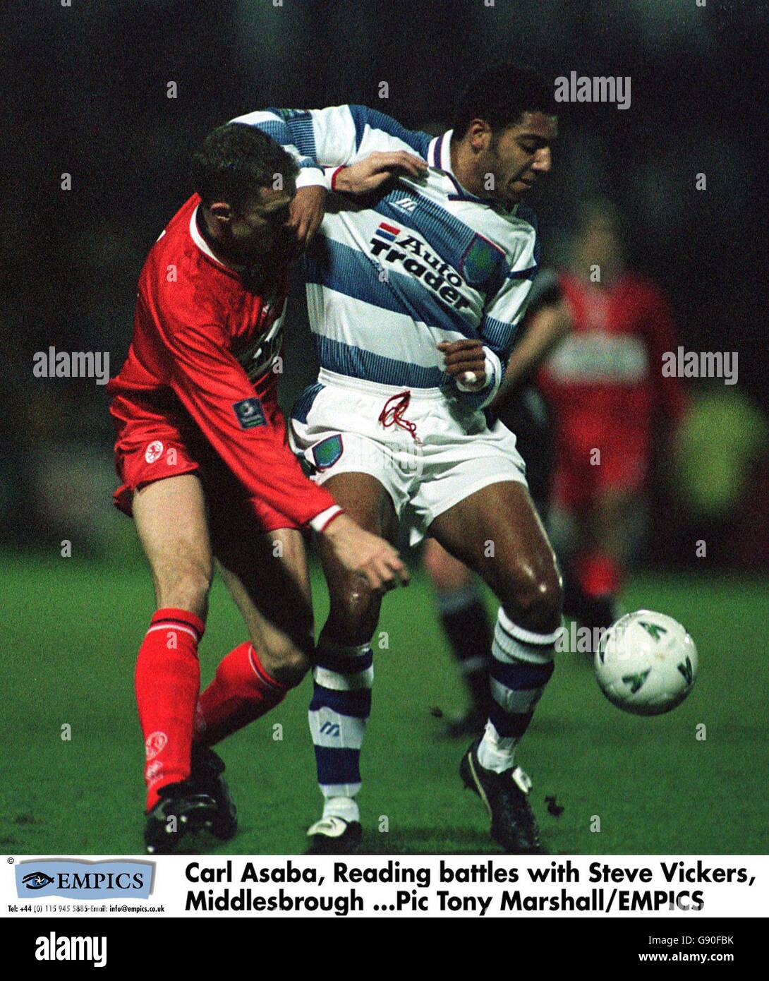 Fußball - Coca Cola Cup Fünfte Runde - Reading gegen Middlesbrough. Carl Asaba von Reading (rechts) versucht, Steve Vickers von Middlesbrough (links) abzuhalten Stockfoto
