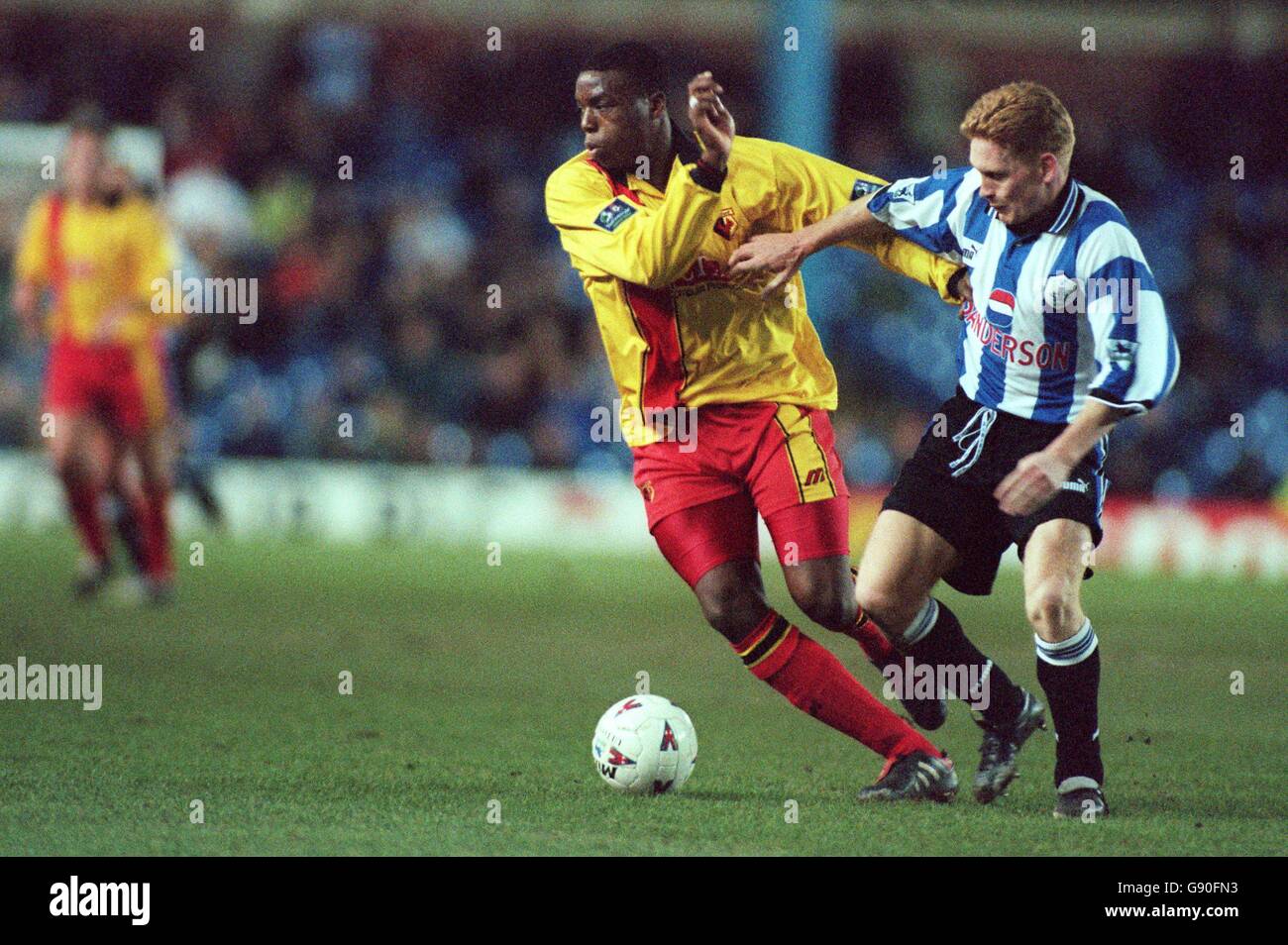 Giffon Noel-Williams aus Watford (links) versucht, sich abzuwenden Mark Pembridge vom Mittwoch in Sheffield (rechts) Stockfoto