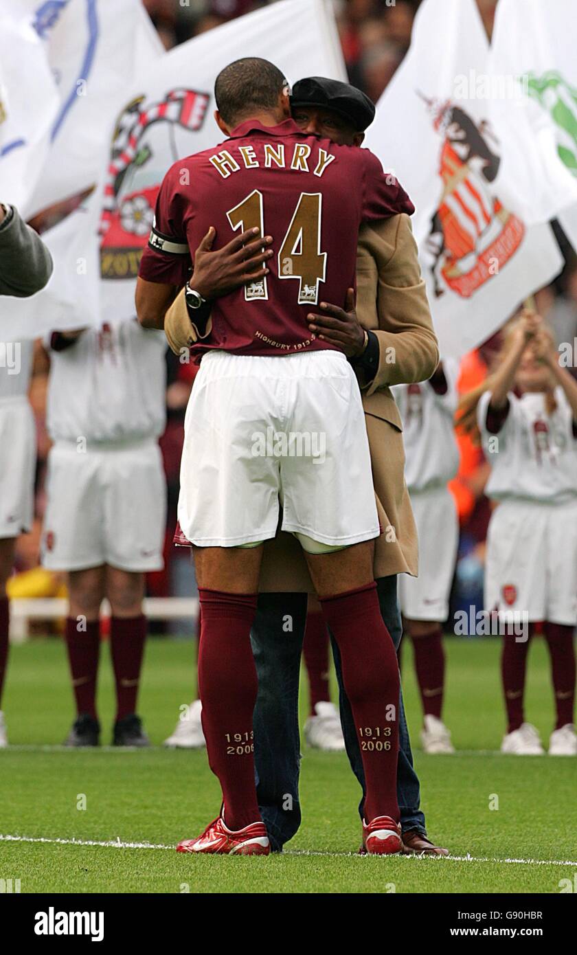 Fußball - FA Barclays Premiership - Arsenal / Manchester City - Highbury. Der ehemalige Arsenal-Spieler Ian Wright umarmt Thierry Henry Stockfoto