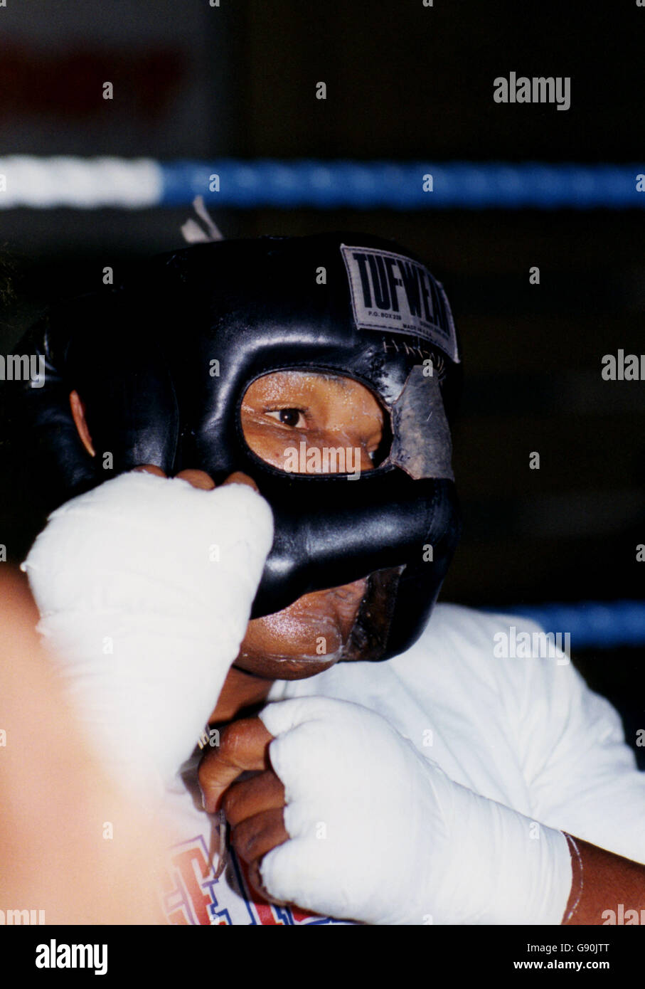 Der Amerikaner George Foreman entfernt seinen Kopfschutz, während er sich vor ihm abspärte Von seinem Kampf mit Terry Anderson in der Wembley Arena Stockfoto