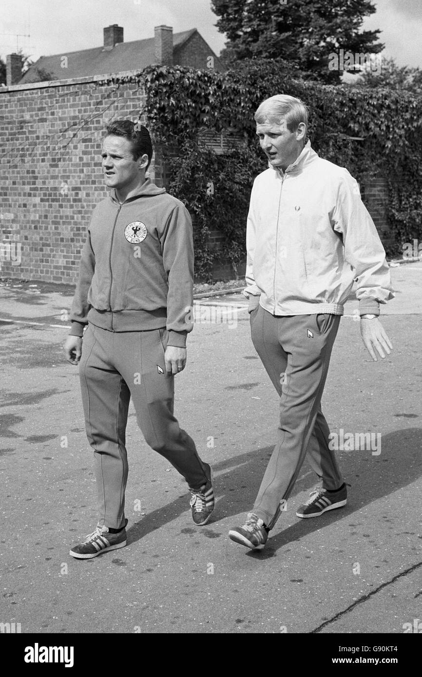 Die Westdeutschen Spieler Albert Brulls (l) und Karl-Heinz Schnellinger (r) Machen Sie einen ruhigen Spaziergang vor der WM Endgültig Stockfoto