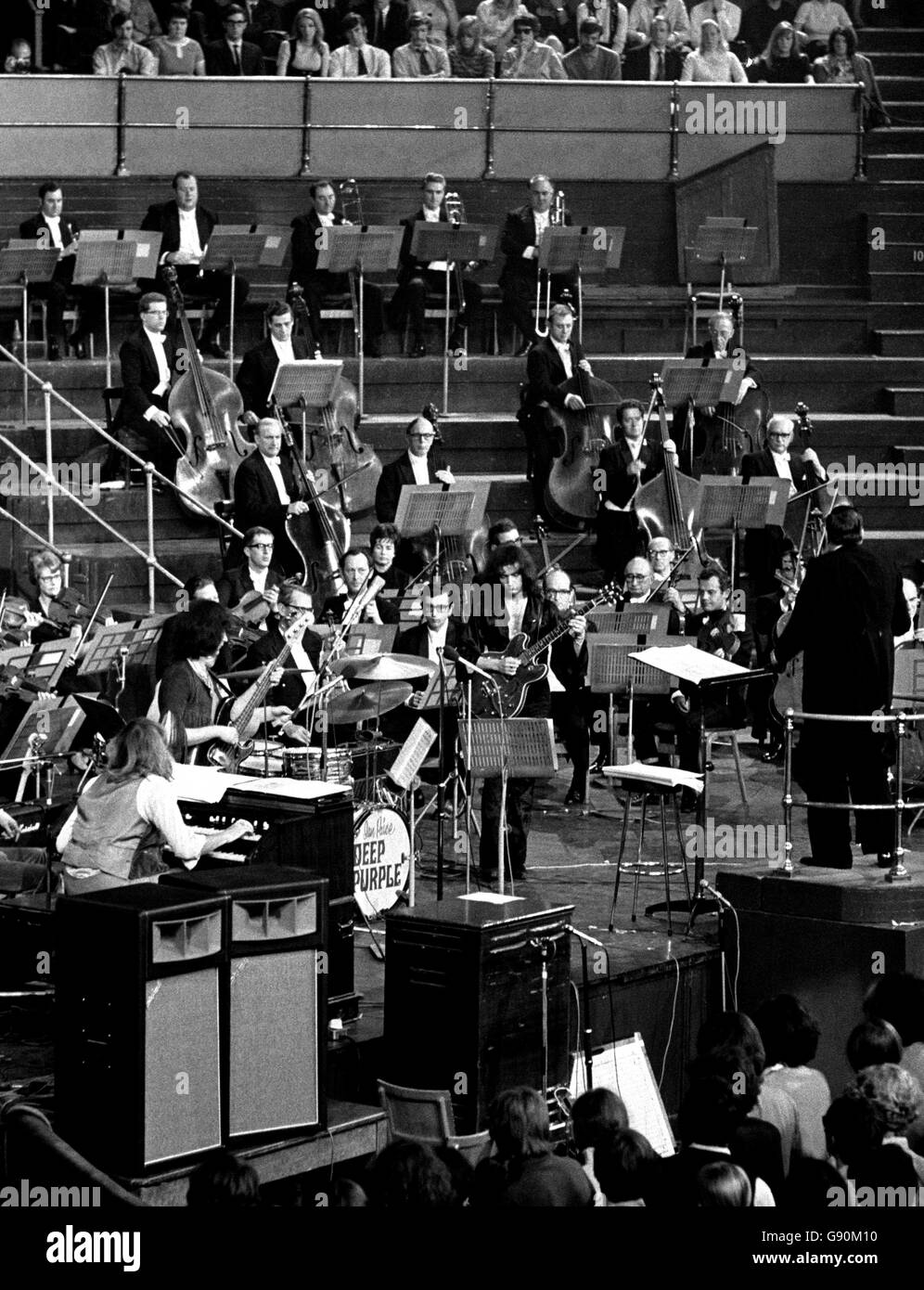 Dirigent Malcolm Arnold leitet die Probe von Deep Purples 'Concerto for Group and Orchestra', komponiert vom Organisten der Gruppe, Jon Lord. Das Stück wird von der Gruppe für diese Zeit zusammen mit dem Royal Philharmonic Orchestra unter der Leitung von Herrn Arnold in der Royal Albert Hall in Aid of Task Force aufgeführt. Stockfoto