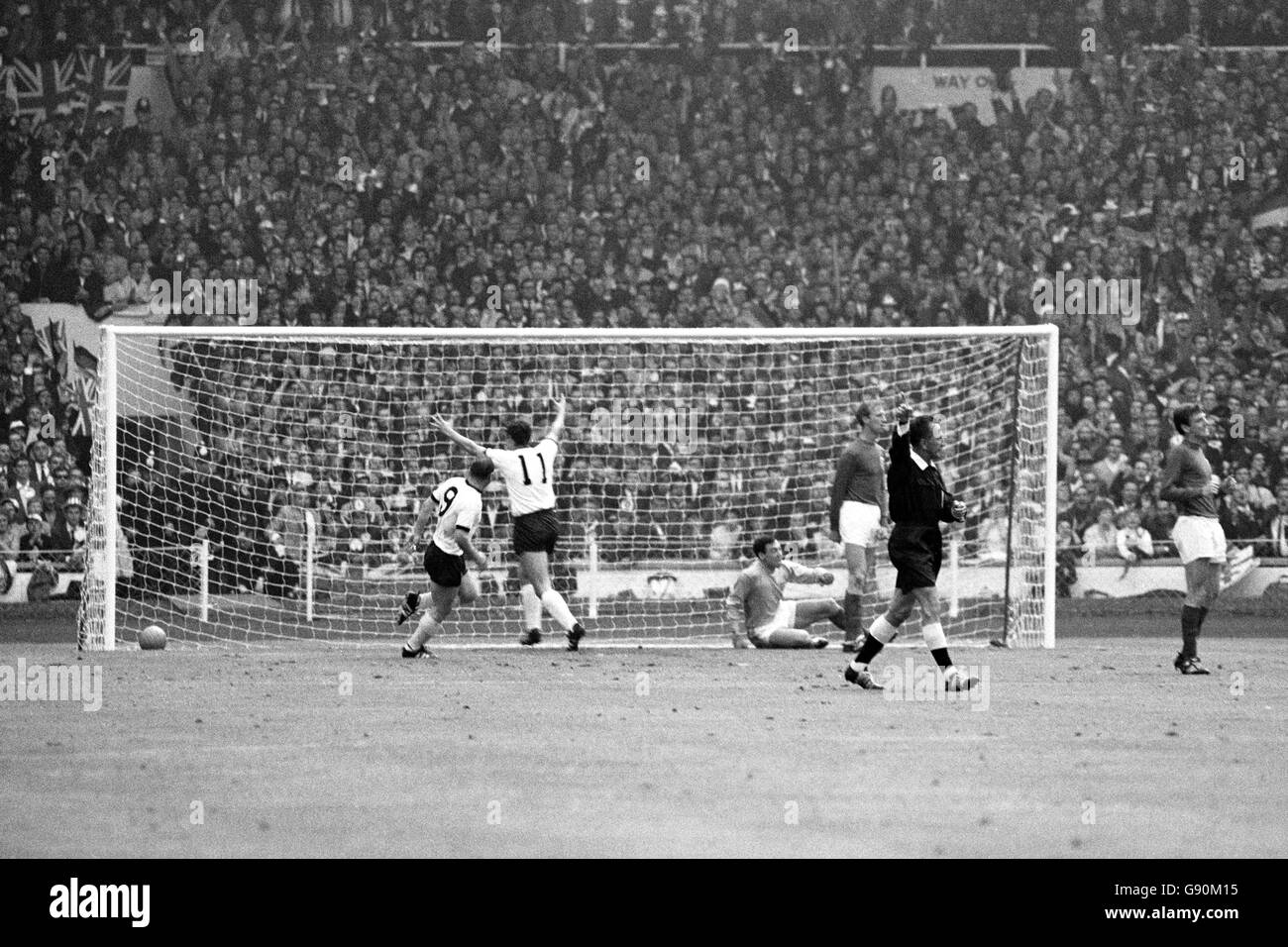 Helmut Haller erzielt das Eröffnungstreffer des Spiels für die Bundesrepublik Deutschland. Der englische Torhüter Gordon Banks liegt auf dem Boden. Ebenfalls abgebildet sind Lothar Emmerich (11) und Uwe Seeler (9). Stockfoto