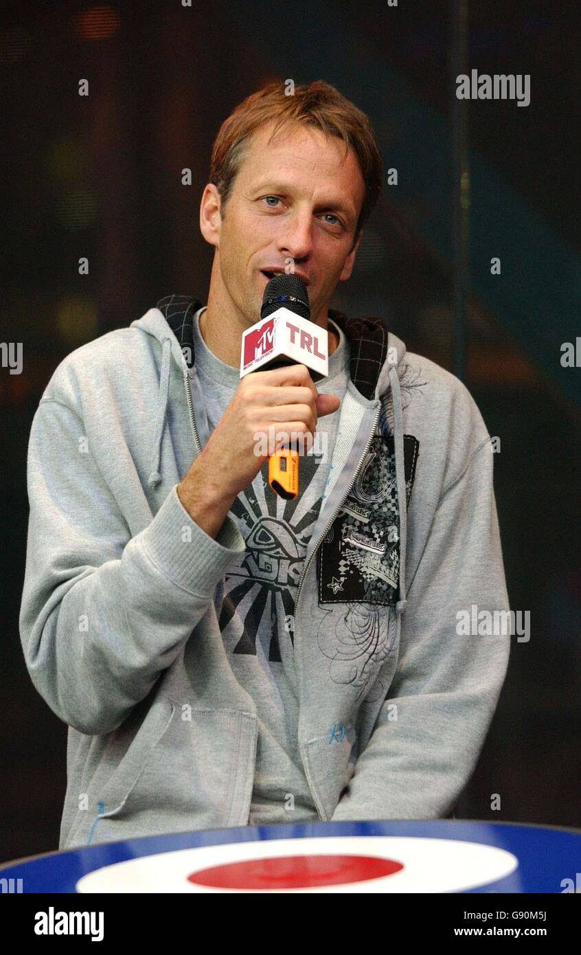 Tony Hawk ist Gast bei MTV's TRL (Total Request Live) Show, live aus den MTV Studios, Leicester Square, im Zentrum von London. Stockfoto