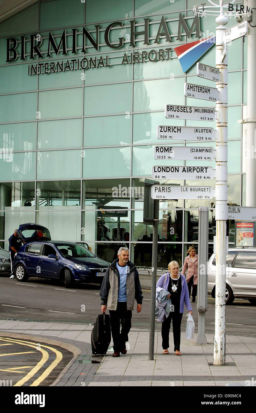 Birmingham City Airport, Freitag, 28 2005. Oktober Amicus kündigte Schritte zur Abstimmung 200 Sicherheit, Feuer- und Wartungsarbeiter am internationalen Flughafen Birmingham mit Blick auf einen Komplettausstand im Jahr December.in eine Reihe über die Plünderung von zwei Sicherheitsbeamten behaupteten, verdeckte Überwachungstechniken wurden von der Unternehmensleitung unter Verletzung von Datenschutz- und Menschenrechtsgesetzen eingesetzt. Siehe PA Story INDUSTRY Airport. PRESSEVERBAND FOTO KREDIT SOLLTE RUI VIEIRA / PA ZU LESEN Stockfoto