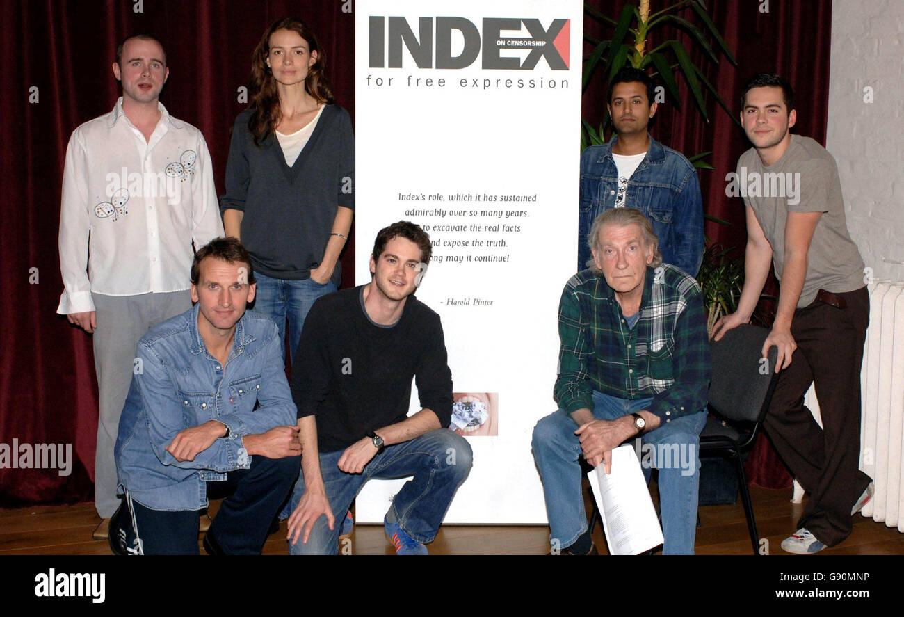 Schauspieler von links: Rückseite: Paulo'Mahony, Saffron Burrows, Navin Chowdhry und Bruno Langley. Front: Christopher Eccleston, Simon Bubb und David Warner bereiten sich auf die bevorstehende Produktion von 'Night Sky' vor, mit einer Probelesung in Hilfe von Index on Censorship, aus The Old Vic in Waterloo, South London, Freitag, 28. Oktober 2005. DRÜCKEN SIE VERBANDSFOTO. Photo Credit sollte lauten: Steve Parsons/PA. Stockfoto