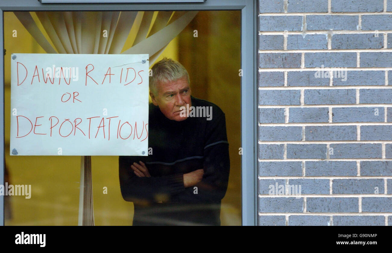 SSP-Parteimitglied Joe Eyre schaut durch ein Fenster einer Einwanderungsbehörde in der Brand Street, Glasgow, Mittwoch, 2. November 2005. Der schottische Sozialist Tommy Sheridan und Nationalist inszenieren im Immigrationsamt einen Protest pro Asyl. Siehe PA Story SCOTLAND Protest. DRÜCKEN SIE VERBANDSFOTO. AUF DEM FOTO SOLLTE DANNY Lawson/PA STEHEN Stockfoto