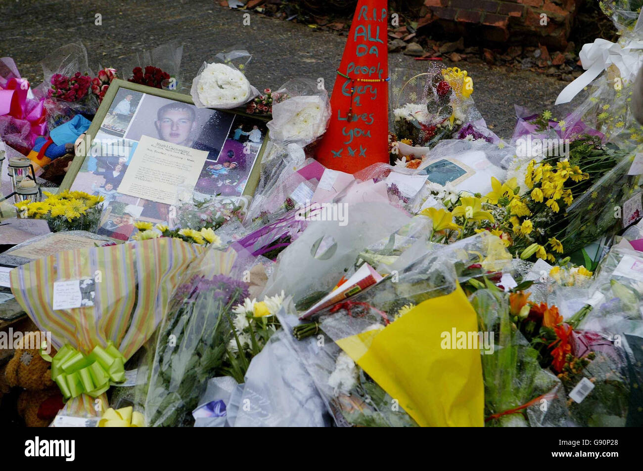 Blumen markieren die Stelle, an der am vergangenen Wochenende in Hastings, Sussex, fünf Jungen bei einem Autounfall ums Leben kamen. November 2005. Verwandte von fünf Teenagern weinten heute vor einer Inquest, als sie hörten, wie sie starben, als ihr Auto gegen eine Wand stieß, während es offenbar von der Polizei verfolgt wurde. Siehe PA Story INQUEST Car. DRÜCKEN SIE VERBANDSFOTO. Das Foto sollte Gareth Fuller/PA lauten Stockfoto