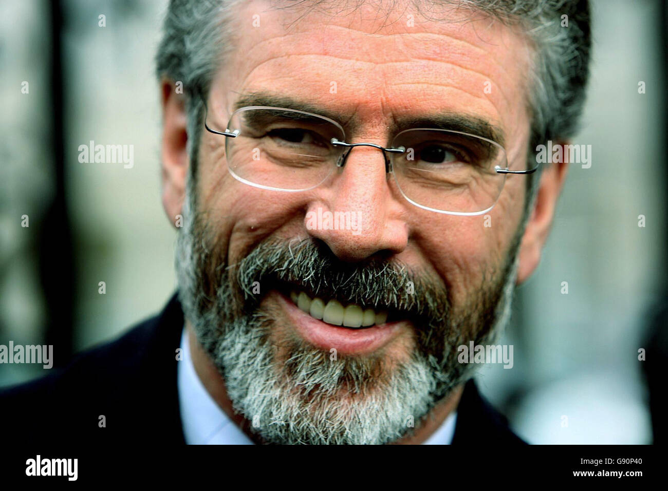 Sinn Fein Parteiführer Gerry Adams spricht mit den Medien vor dem Leinster House in Dublin, Mittwoch, 2. November 2005. Seine Partei hat dem Dail einen Antrag vorgelegt, in dem alle Parteien aufgerufen werden, die irische Einheit zu unterstützen. Achten Sie auf PA Geschichte POLITIK Wiedervereinigung. DRÜCKEN Sie VERBANDSFOTO. Bildnachweis sollte lauten: Julien Behal/PA. Stockfoto