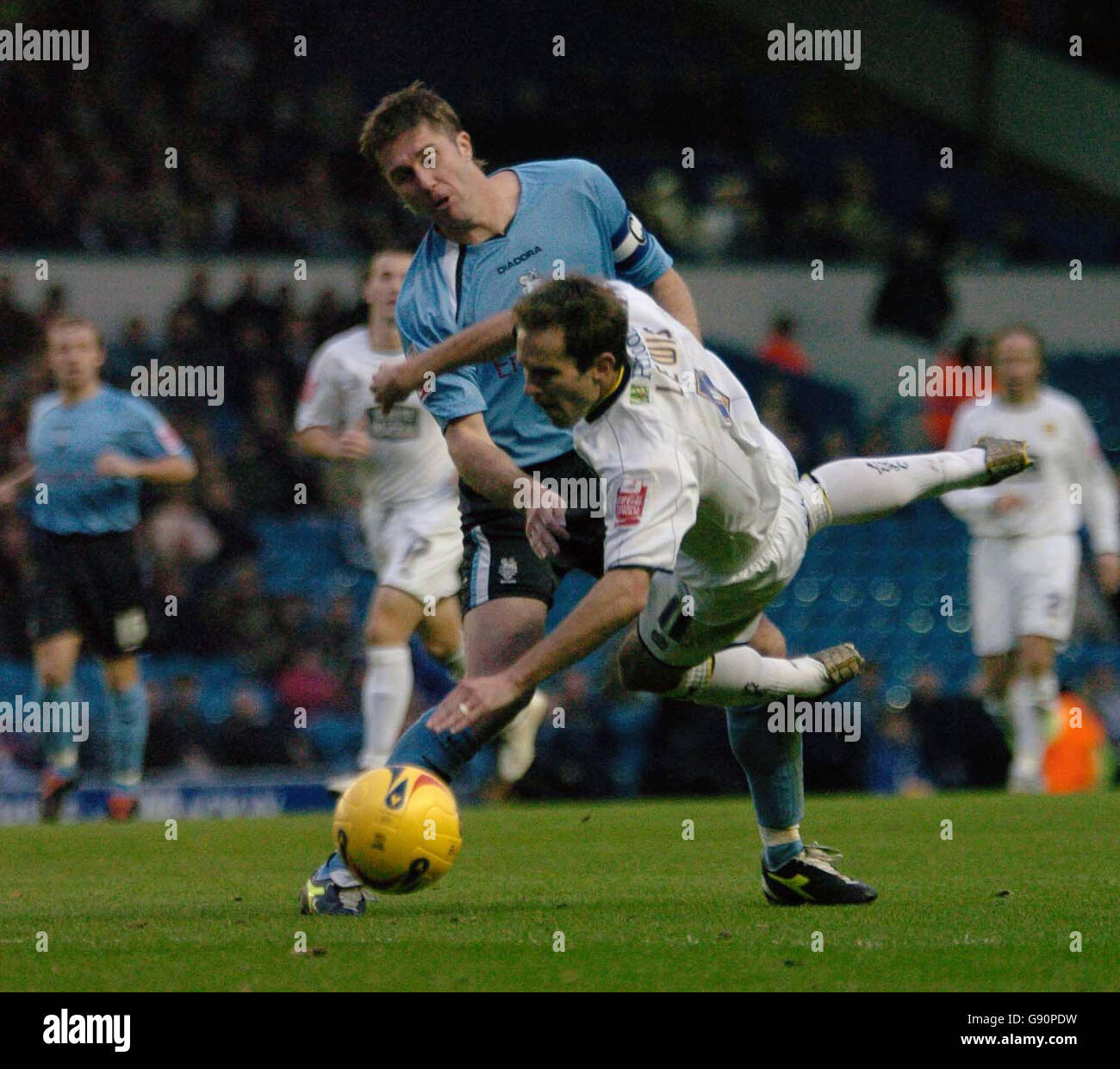 Eddie Lewis (R) von Leeds United fällt nach einer Herausforderung von Prestons Chris Lucketti zu Boden, die am Samstag, den 5. November 2005, beim Coca-Cola Championship-Spiel in der Elland Road in Leeds zu einer gelben Karte führte. Leeds Drew 0-0 mit Preston. DRÜCKEN Sie VERBANDSFOTO. Bildnachweis sollte lauten: John Jones/PA. KEINE INOFFIZIELLE CLUB-WEBSITE. Stockfoto