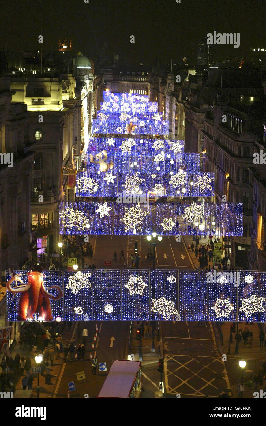 Die Regent's Street leuchtet am Samstag, den 5 2005. November, im Zentrum von London unter dem Motto „Ice Age 2“. DRÜCKEN SIE VERBANDSFOTO. Bildnachweis sollte lauten: Andy Butterton/PA Stockfoto