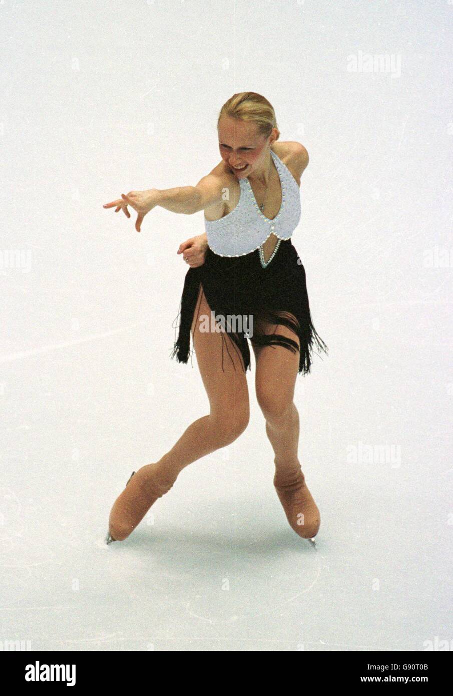 Eiskunstlauf - Olympische Winterspiele - Nagano 1998 - Kurzprogramm der Frauen. Maria Butyrskaya, Russland Stockfoto Eiskunstlauf - Olympische Winterspiele - Nagano 1998 - Kurzprogramm der Frauen. Maria Butyrskaya, Russland Stockfoto
