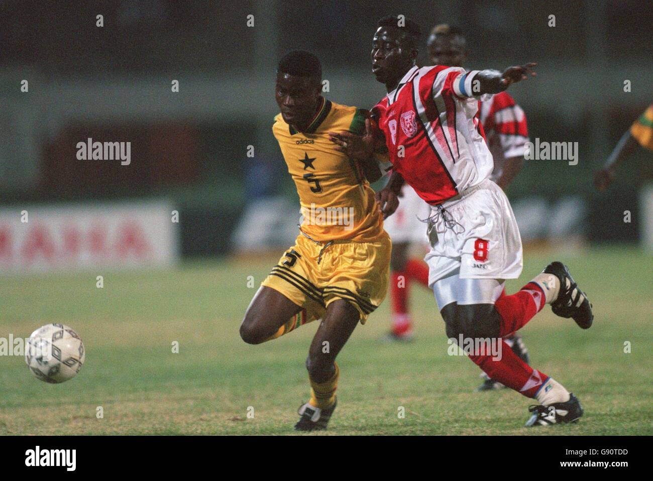 Fußball - African Nations Cup - Ghana / Togo. Eric Pappoe Addo aus Ghana (links) und Ouadja Lantame aus Togo (rechts) kämpfen um den Ball Stockfoto