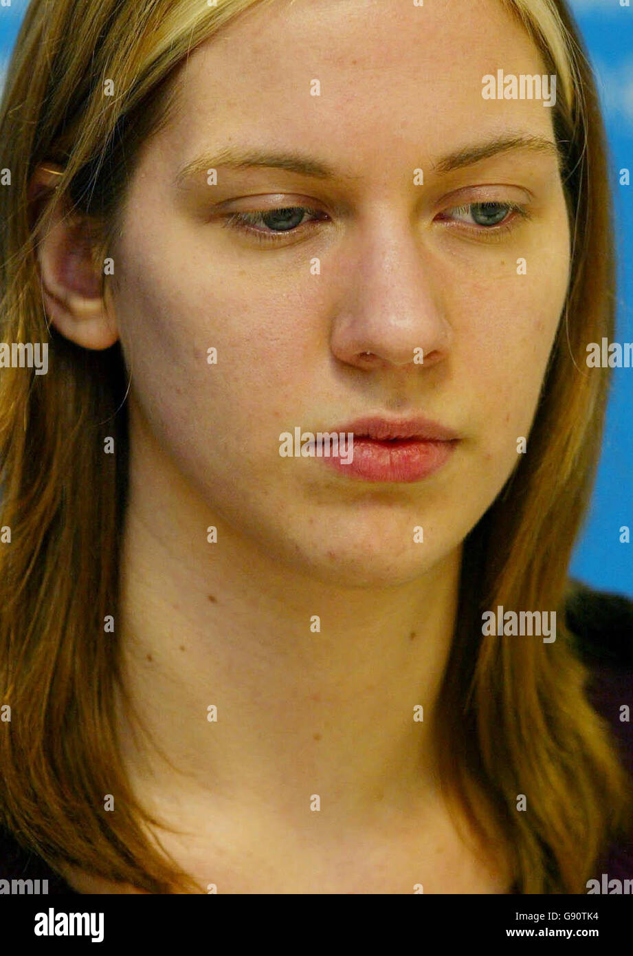 Sara Edgington appelliert an ihre Schwester Nicola Edgington bei einer Pressekonferenz in Eastbourne, Sussex, Montag, den 7. November 2005, nach dem Tod ihrer Mutter Marion. Die Polizei, die den Mord an der 60-jährigen Marion Edgington untersucht, sagte heute, dass sie ihre Tochter Nicola im Zusammenhang mit dem Vorfall jagen. Marion Edgington wurde am Samstag um 2.15 Uhr an einer Adresse in Upper Close, Forest Row, nahe East Grinstead, erstochen gefunden. Sussex Polizeibeamte sagten heute, dass sie sehr daran interessiert seien, mit ihrer 25-jährigen Tochter Nicola aus London zu sprechen, die verschwunden ist. Siehe PA Stockfoto