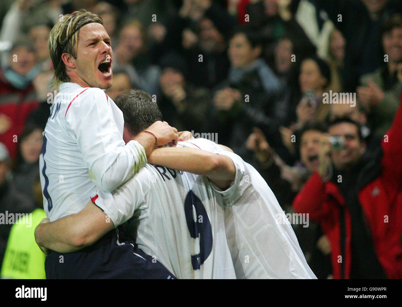 Fußball - freundlich - Argentinien gegen England - Stade Geneve. Der englische David Beckham feiert mit Michael Owen nach Owens Sieger Wayne Rooney. Stockfoto