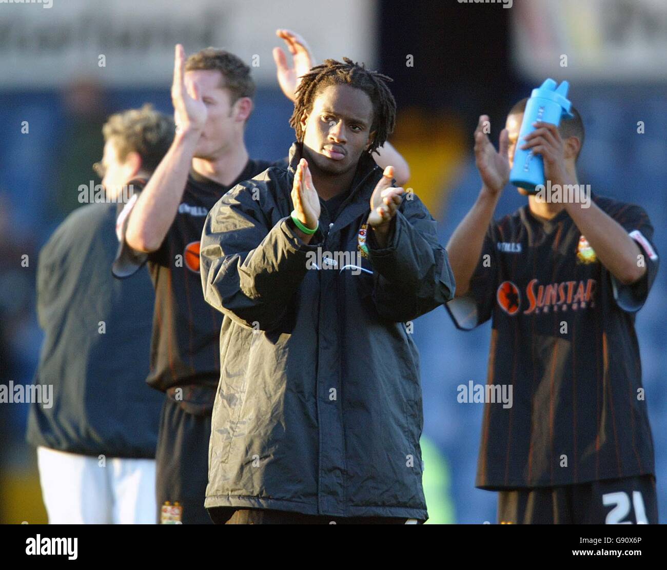 Fußball - Coca-Cola Football League Two - Stockport County / Barnett - Edgely Park. Barnetts Torschütze Jason Norville applaudiert den Auswärtsteams am Ende des Spiels Stockfoto