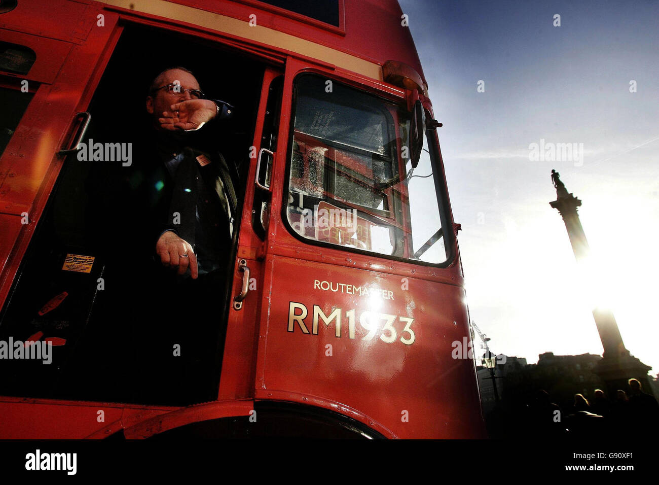 Busfahrer Peter Hendy sitzt im Routemaster Bus Nummer 15 vom Trafalgar Square nach Tower Hill, im Zentrum von London, Montag, 14. November 2005. Der traditionelle Londoner Bus wurde heute neu aufgelegt, als Bürgermeister Ken Livingstone zwei „Heritage“-Dienste mit den alten Routemastern einführte. Die Aufsprungfahrzeuge fahren teilweise auf den Strecken 9 und 15 und führen Passagiere an Londoner Touristenattraktionen vorbei. Siehe PA Story TRANSPORT Bus. DRÜCKEN SIE VERBANDSFOTO. Bildnachweis sollte lauten: Andrew Parsons/PA Stockfoto