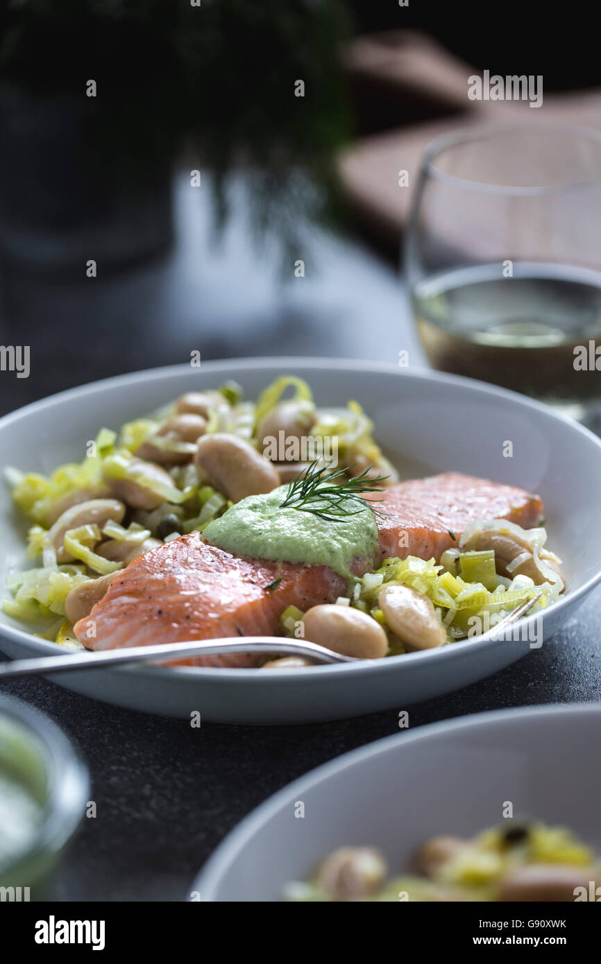 Lachs mit dillsauce -Fotos und -Bildmaterial in hoher Auflösung – Alamy