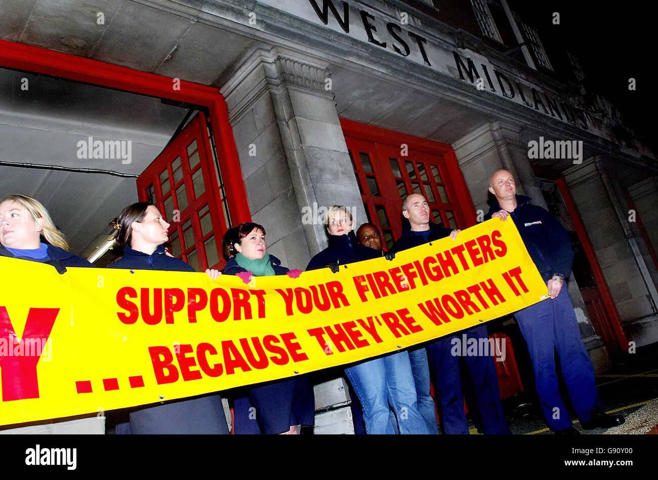 Die Feuerwehrleute stehen am Montag, den 14. November 2005, vor dem Hauptquartier der Feuerwehrleute in Birmingham, nachdem nach elften Stunden Verhandlungen zur Beilegung eines Streits über die Arbeitsbedingungen ein Streik angekündigt wurde, der mit einem Scheitern endete. West Midlands Fire Service sagte, dass die Feuerwehr-Union ein Angebot des Managements, einen „letzten Graben“ zu vermeiden, abgelehnt habe, um einen dreistündigen Walk-out ab 18 Uhr zu verhindern. Siehe PA Story INDUSTRY Fire. DRÜCKEN SIE VERBANDSFOTO. Das Foto sollte lauten: Rui Vieira/PA Stockfoto