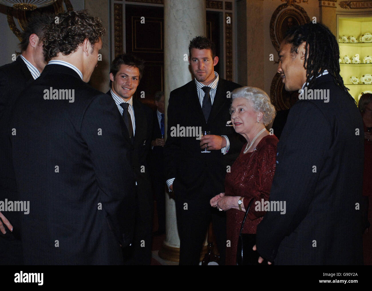 Britains Queen Elizabeth II. Mit Mitgliedern des neuseeländischen Rugby-Teams The All Blacks und ihrer Captain Tana Umaga (rechts), bei einem besonderen Empfang im Buckingham Palace im Zentrum von London, Montag, 14. November 2005. Siehe PA Story ROYAL William. DRÜCKEN Sie VERBANDSFOTO. Der Bildnachweis sollte lauten: Fiona Hanson/PA/Pool Stockfoto