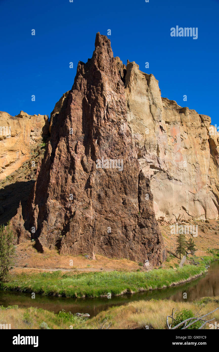 Klippen am Smith Felsen mit Crooked River, Smith Rock State Park, Oregon Stockfoto