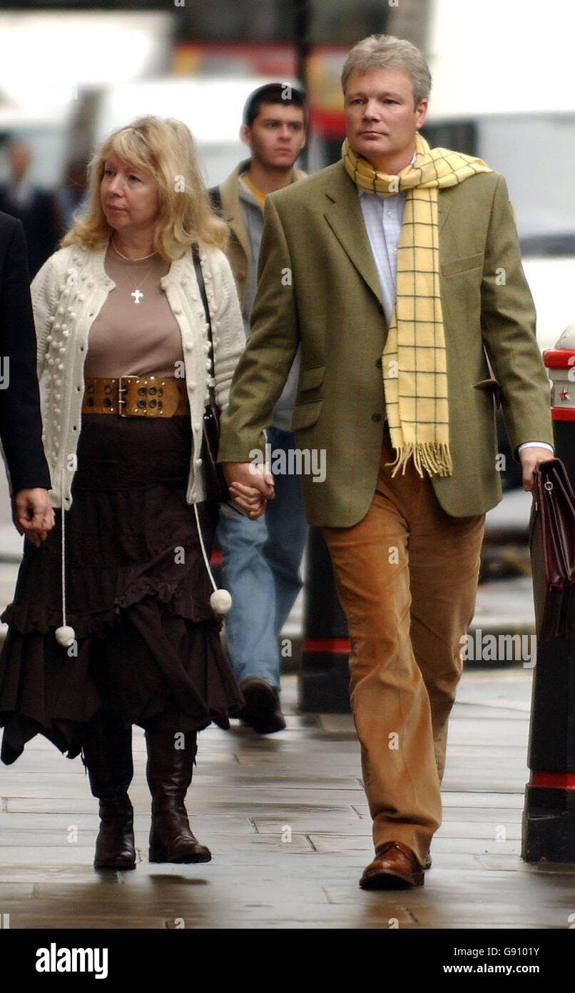 Sion Jenkins (rechts) und seine Frau Christina kommen im Old Bailey im Zentrum von London an. Stockfoto