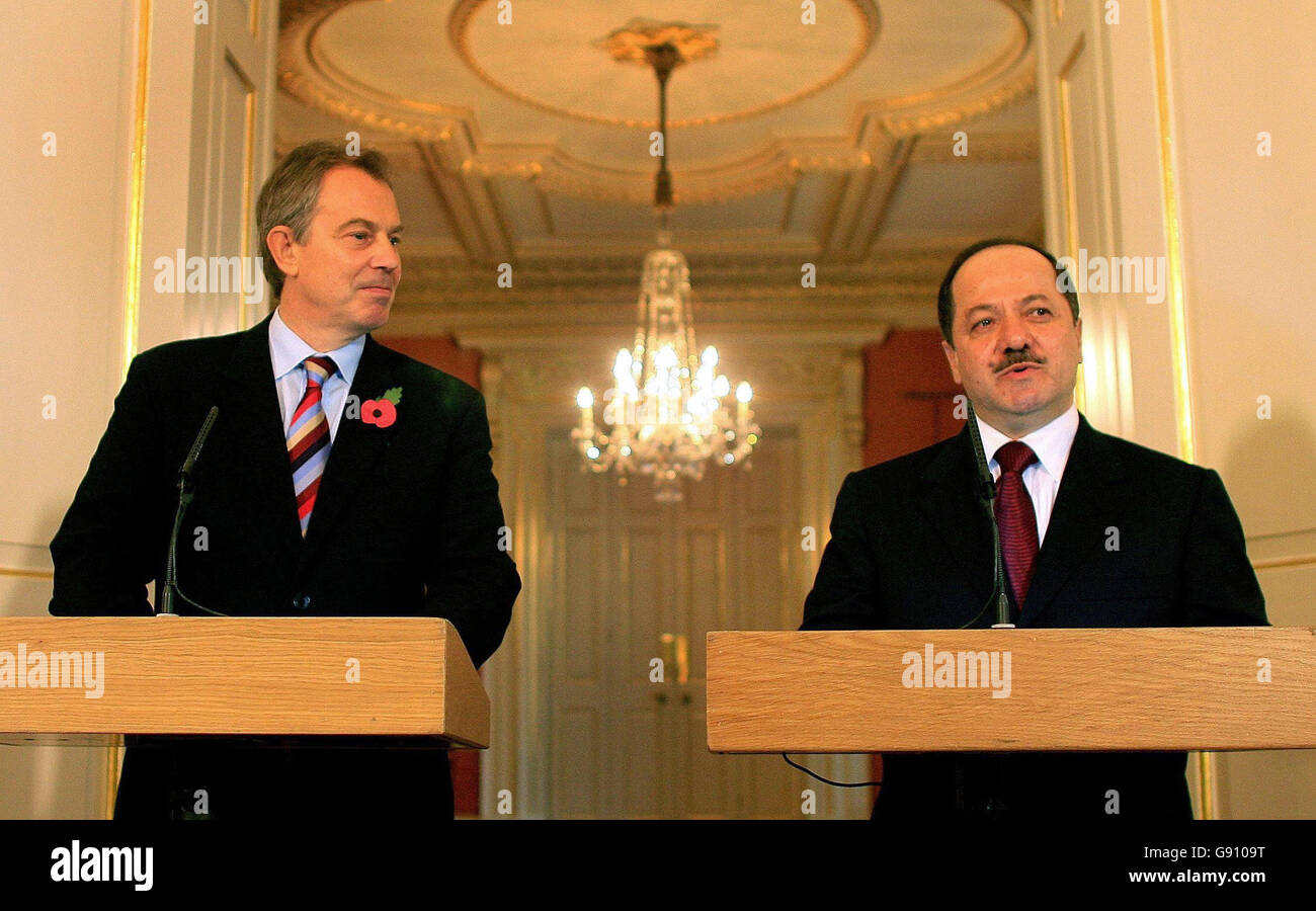 Der britische Premierminister Tony Blair (L) hört auf einer Pressekonferenz mit dem Präsidenten Kurdistans, Massoud Barzani, am 31. Oktober 2005 in der Downing Street in London zu. Präsident Barzani ist zu einem zweitägigen offiziellen Besuch im Vereinigten Königreich.Tony Blair hat David Blunkett seine volle Unterstützung gegeben, weil er behauptet, er habe gegen die ministeriellen Regeln verstoßen. Siehe PA Geschichte POLITIK Blair..Press Association Foto. Bildnachweis sollte Kieran Doherty REUTERS/Pool/WPA lesen Stockfoto