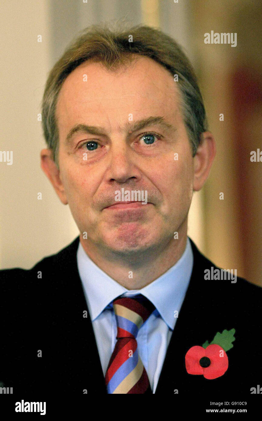 Der britische Premierminister Tony Blair spricht während einer gemeinsamen Pressekonferenz mit dem kurdischen Präsidenten Massoud Barzani (unseen) am 31. Oktober 2005 in der Downing Street in London mit Journalisten.Tony Blair hat David Blunkett seine volle Unterstützung gegeben, da er behauptet, er habe gegen die Regeln der Minister verstoßen. Siehe PA Story POLITIK Blair .Presseverband Foto. Bildnachweis sollte Kieran Doherty REUTERS/Pool/WPA lesen Stockfoto