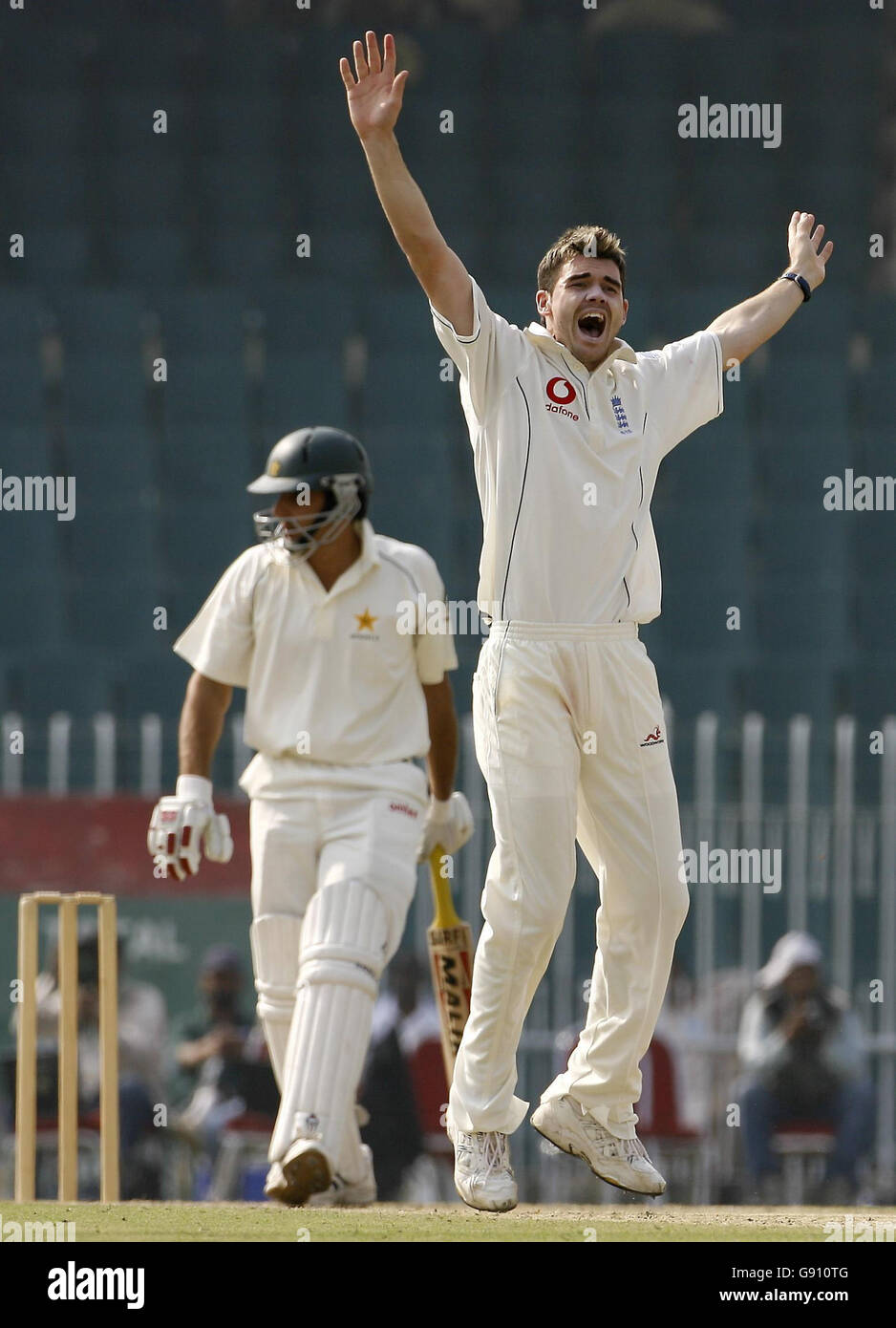 Der englische James Anderson appelliert erfolglos für das Wicket des PCB-Patrons XI-Kapitäns Misbah-ul Haq während des Eröffnungs-Tour-Spiels im Rawalpindi Stadium, Rawalpindi, Pakistan, Dienstag, 1. November 2005. England spielt am Samstag, dem 12. November, ihr erstes Testspiel gegen Pakistan in Multan. Siehe PA Geschichte CRICKET England. DRÜCKEN SIE VERBANDSFOTO. Bildnachweis sollte lauten: Gareth Copley/PA. Stockfoto