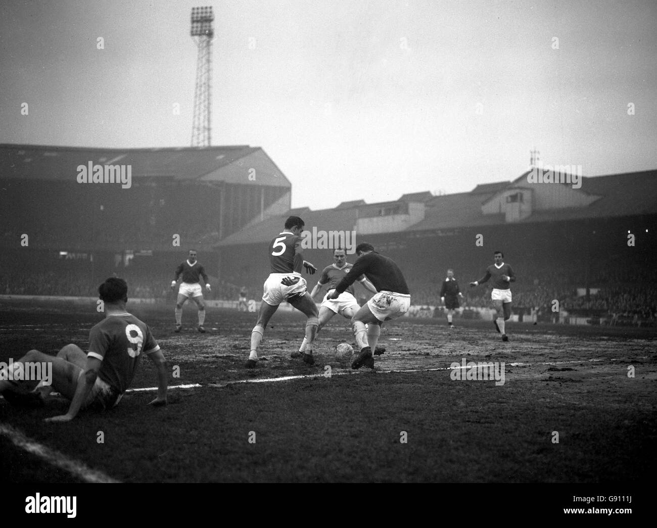 Chelsea und Manchester United spielen an der Stamford Bridge an der Heiligabend. United Torwart Gregg und United Center Half Foulkes (links) werden entschieden, dass Chelsea im linken Blunstone nicht den Ball bekommt. Stockfoto