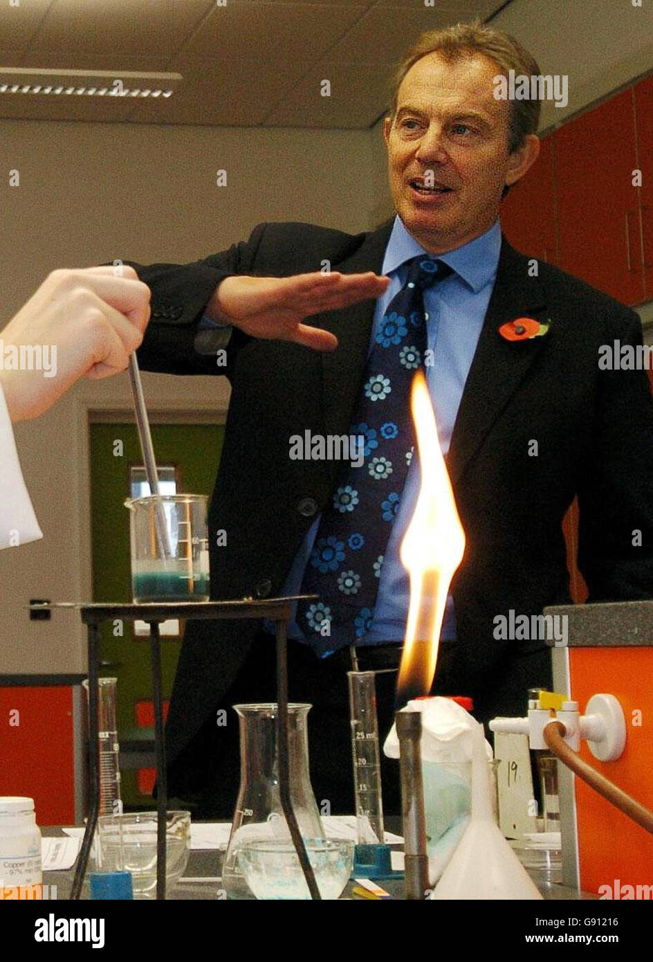 Der britische Premierminister Tony Blair besucht ein Chemiezimmer während seines Besuchs in einem Science College in Framlington Moor bei Durham während seines Besuchs im Nordosten am Freitag, dem 4. November 2005. DRÜCKEN Sie VERBANDSFOTO. Bildnachweis sollte lauten: John Giles/PA/WPA Rota. Stockfoto