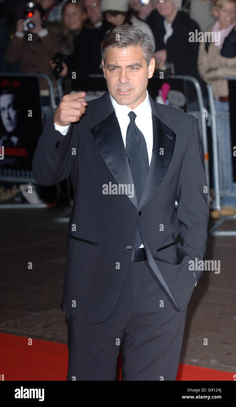 George Clooney kommt zur Galavorführung von "Good Night and Good Luck", am Abschlussabend des Times BFI London Film Festival, am Odeon Leicester Square im Zentrum von London Stockfoto