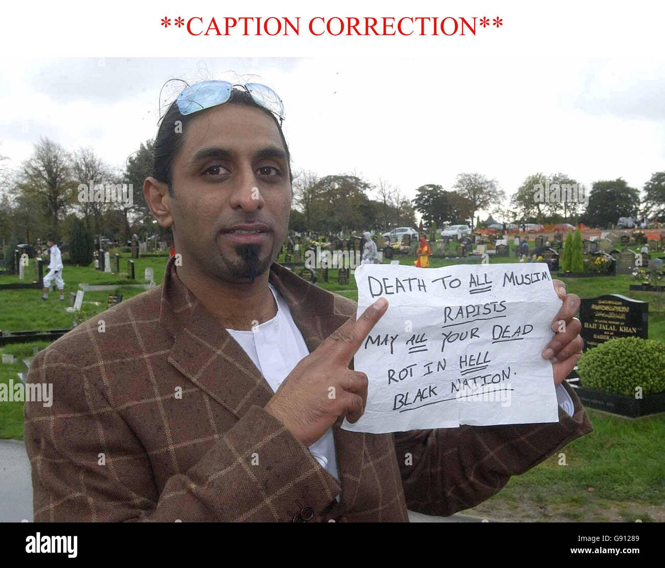 ** BILDUNTERSCHRIFTENKORREKTUR NAMENSÄNDERUNG** Naseed Sadiq hält eine Notiz, die am Handsworth Cemetery, Birmingham, Freitag, 4. November 2005 gefunden wurde. Grabsteine im muslimischen Teil des Friedhofs in Birmingham wurden von Vandalen überworfen. Der Vandalismus von etwa 30 Steinen auf dem Handsworth Friedhof, der über Nacht stattfand, wird als rassisch verschärfte kriminelle Schäden behandelt, sagte die Polizei von West Midlands. Siehe PA Geschichte POLIZEI Friedhof. DRÜCKEN Sie VERBANDSFOTO. Bildnachweis sollte lauten: David Jones/PA. Stockfoto