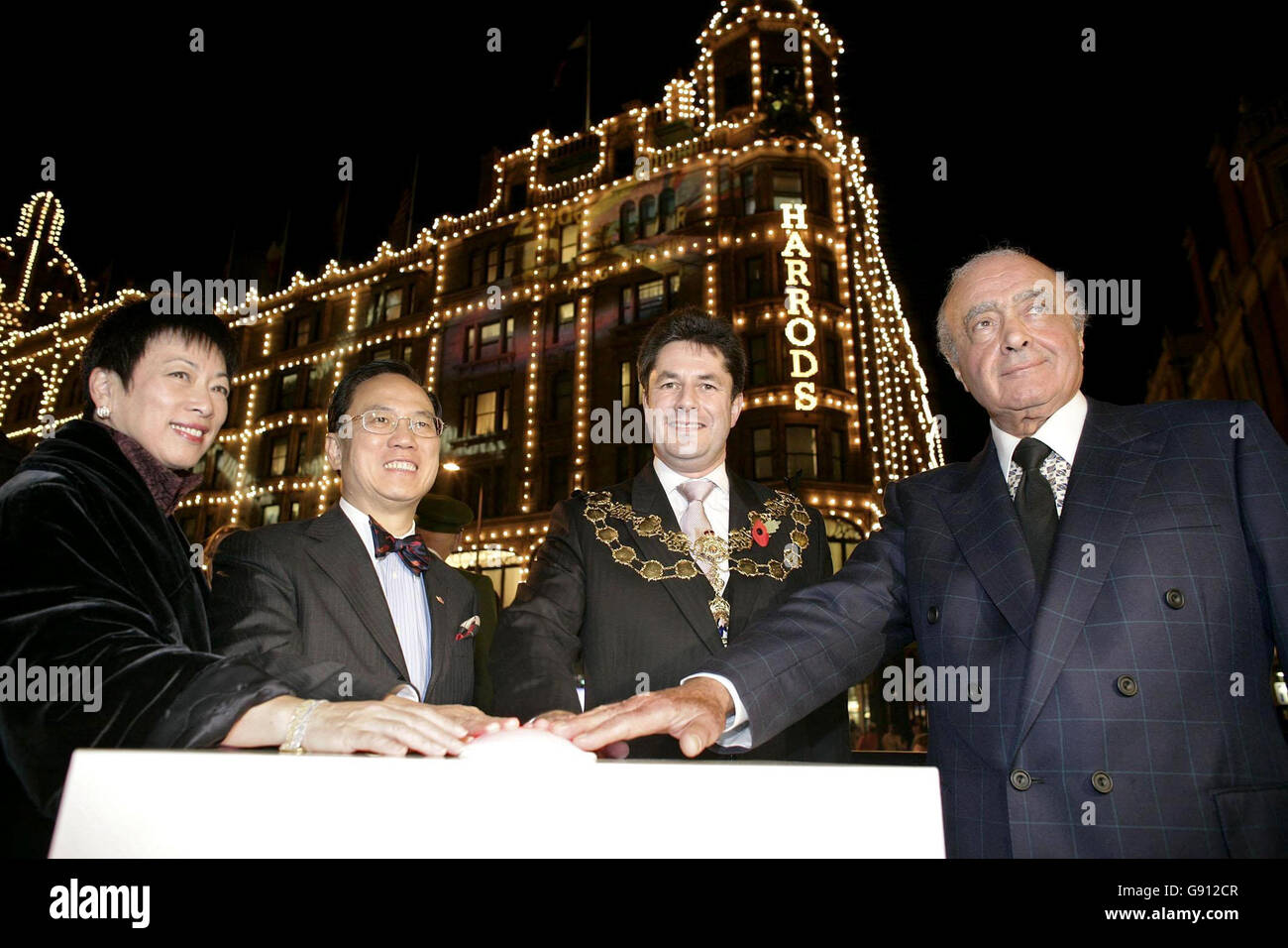 (Von links nach rechts) die Vorsitzende des Hong Kong Tourism Board, die Hon. Selina Chow, Hongkongs Chief Executive, der Hon. Donald Tsang, Lord Mayor of Westminster Cllr Tim Joiner und Besitzer von Harrods, Mohamed Al Fayed, schalten die Weihnachtsbeleuchtung der Harrods ein. DRÜCKEN SIE VERBANDSFOTO. Der Bildnachweis sollte lauten: Edmond Terakopian/PA Stockfoto