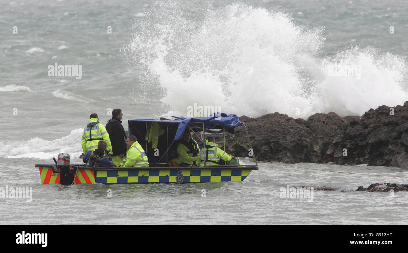 Die Polizei sucht am Samstag, dem 5 2005. November, nach Matthew Myburgh, 16, und Charlie Morrell, 15, die vermissten Jungen, die am Donnerstag von Lulwoth Cove aus ins Meer gespült wurden. Siehe PA Story SEA Boys. DRÜCKEN SIE VERBANDSFOTO. Bildnachweis sollte lauten: Tim Ockenden/PA Stockfoto