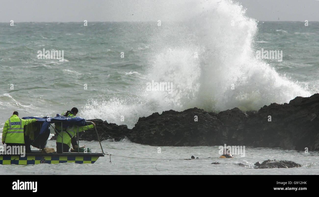 Polizeitaucher suchen am Samstag, dem 5 2005. November, nach Matthew Myburgh, 16, und Charlie Morrell, 15, die vermissten Jungen, die am Donnerstag von Lulwoth Cove aus ins Meer geschwemmt wurden. Siehe PA Story SEA Boys. DRÜCKEN SIE VERBANDSFOTO. Bildnachweis sollte lauten: Tim Ockenden/PA Stockfoto