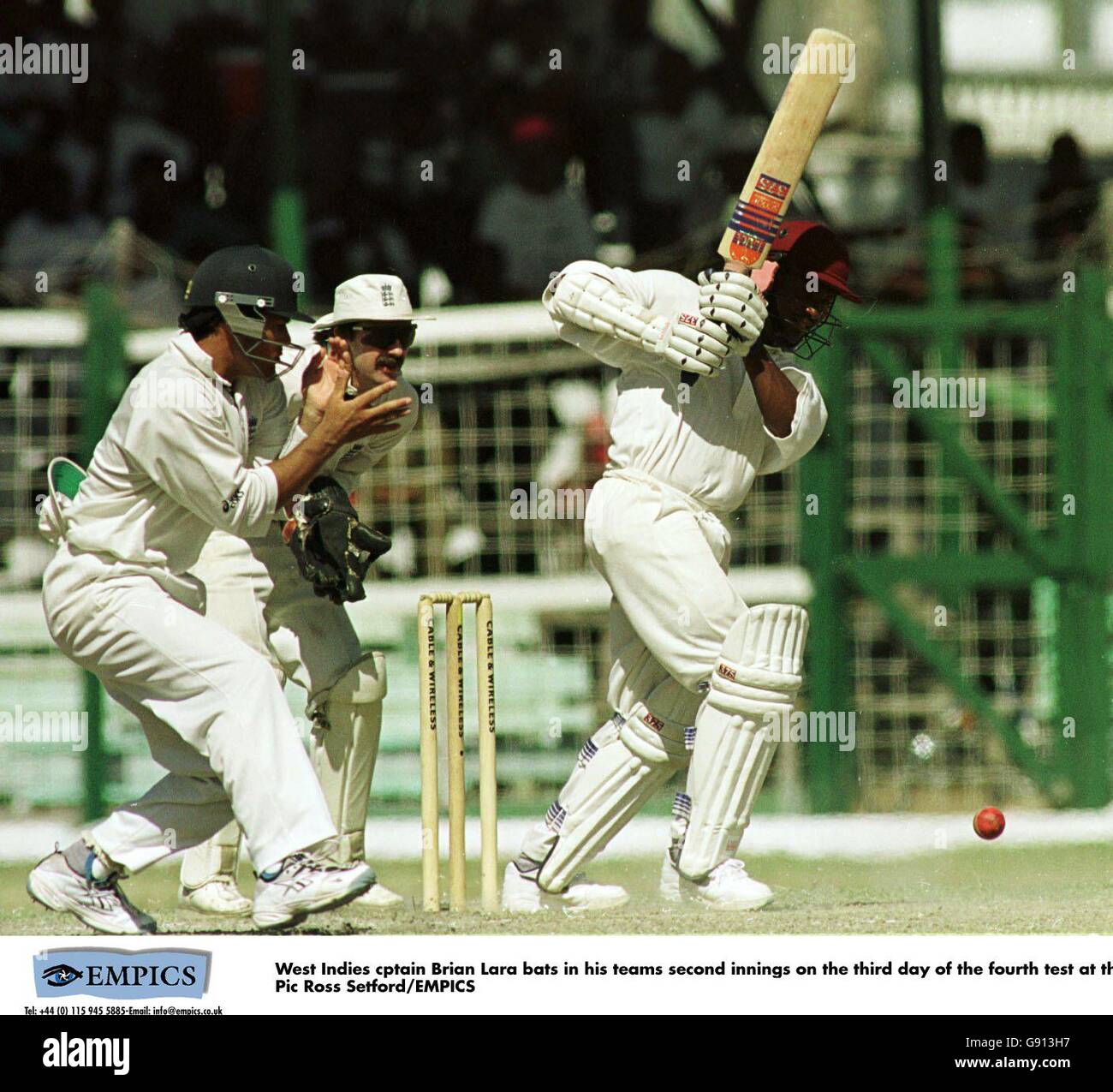 West Indies-Kapitän Brian Lara (rechts), der in den zweiten Innings seines Teams angeschlagen ist, während der englische Jack Russell (Mitte) und Mark Ramprakash (links) auf einen Fang warten Stockfoto