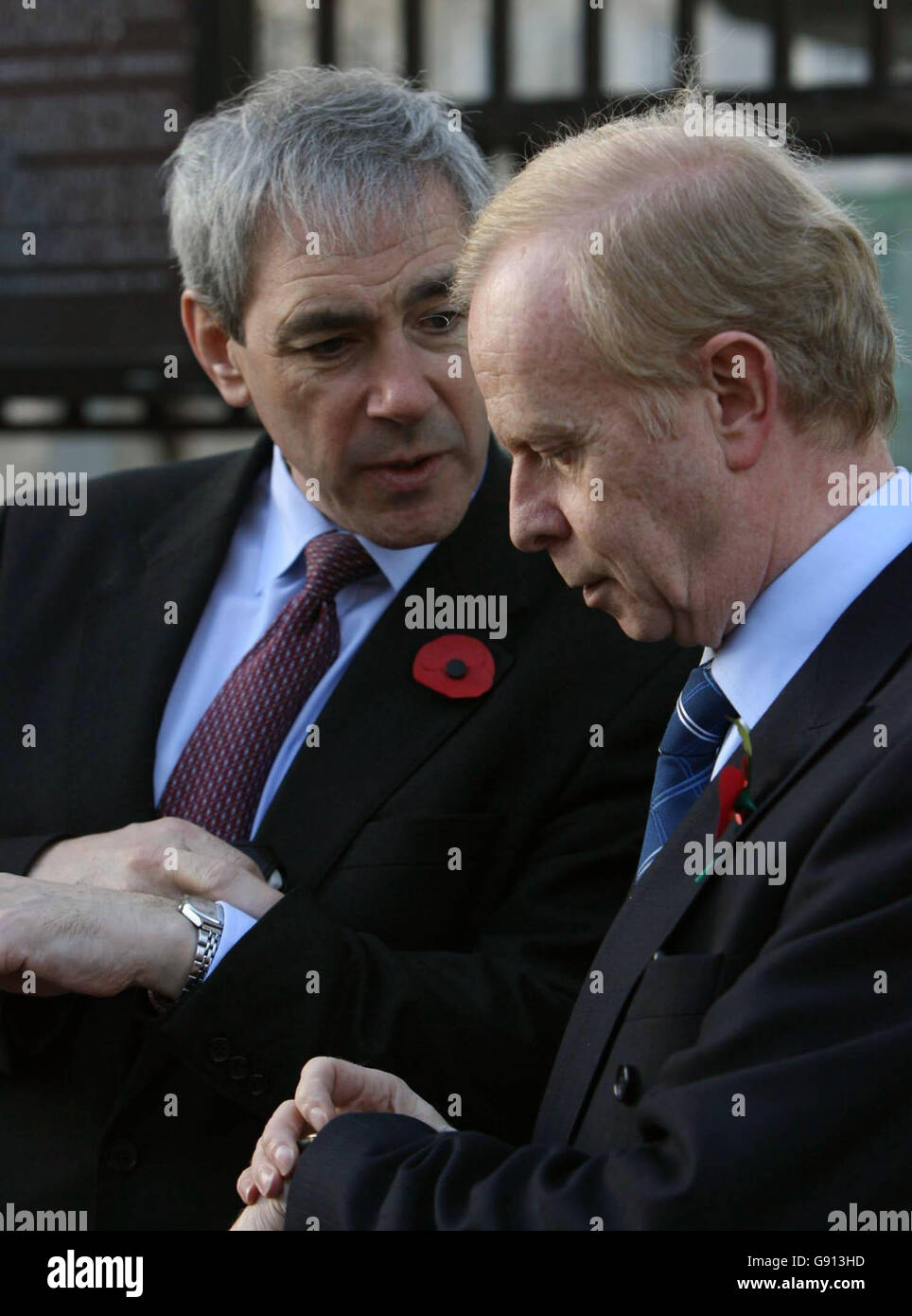 Sir Reg Empey (rechts), Vorsitzender der Ulster Unionist-Partei, und Alan McFarland, Mitglied der Versammlung, vor den Parlamentsgebäuden in Dublin, Mittwoch, den 9. November 2005, nach einem einstündigen Treffen mit dem irischen Premierminister Bertie Ahern. Sir Reg Empey fordert Herrn Ahern auf, die Pläne zu verwerfen, den gewählten Mitgliedern der nordirischen Versammlung das Recht zu geben, im irischen parlament zu sprechen. Siehe PA Story ULSTER Politics. DRÜCKEN SIE VERBANDSFOTO. Der Bildnachweis sollte lauten: Niall Carson/PA Stockfoto