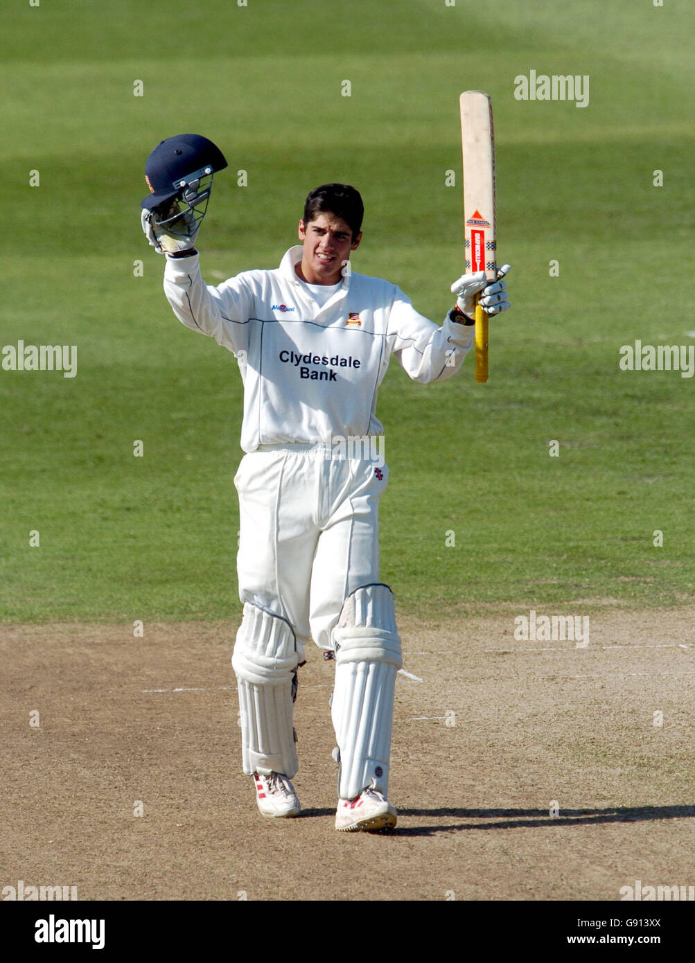 Essex Alastair Cook feiert das Erreichen seines Jahrhunderts ... Cricket - Frizzell County Championship - Division Two - Northamptonshire V Essex - County Ground ... 13-05-2005 ... Northampton ... England ... Das Foto sollte lauten: John Walton/EMPICS. Eindeutige Referenznummer 2401468 Stockfoto