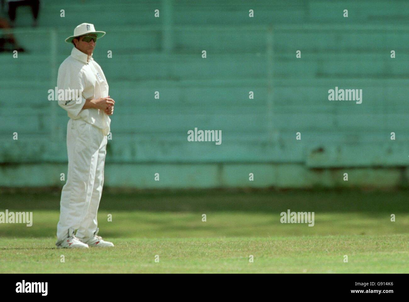 Cricket - England Tour of the West Indies - Trinidad und Tobago gegen England. Der englische Michael Atherton wartet darauf, dass das Spiel wieder beginnt Stockfoto